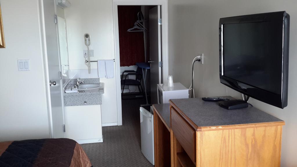 Red Deer Inn & Suites Motel