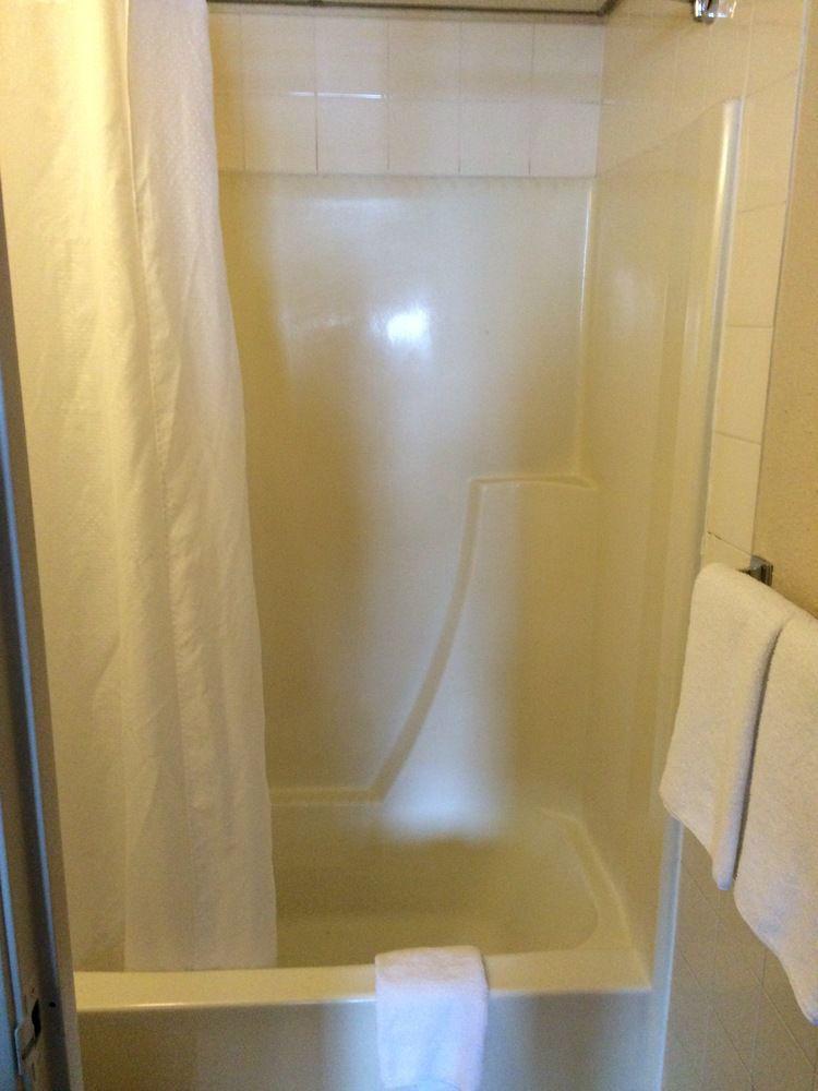 Red Deer Inn & Suites