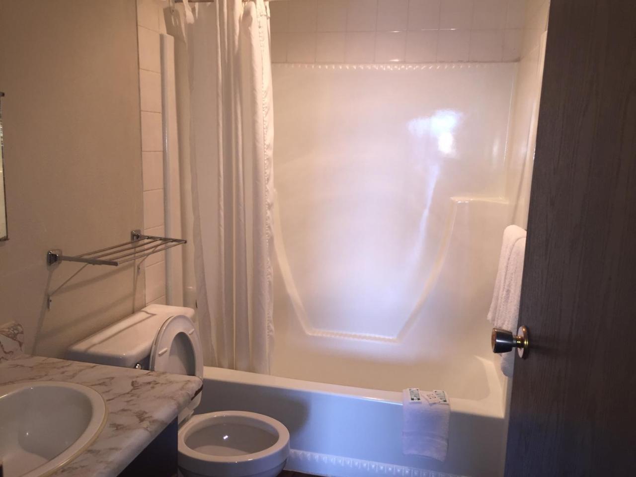Red Deer Inn & Suites Motel 2*