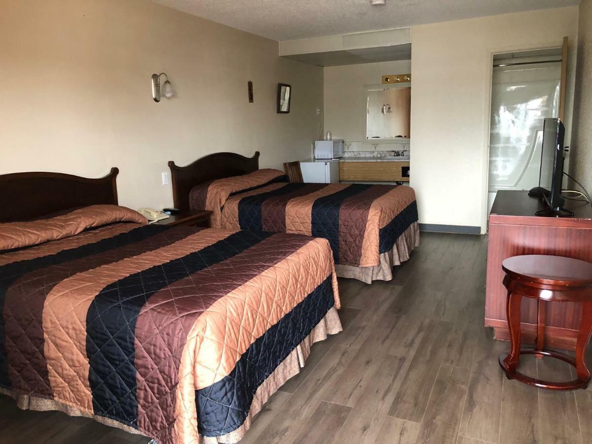 Red Deer Inn & Suites 2*
