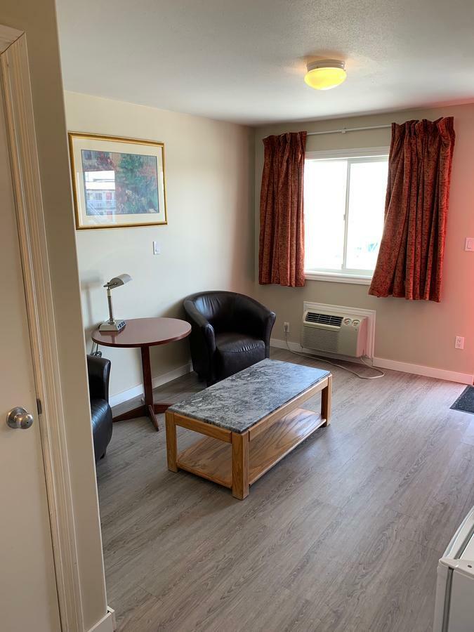 Red Deer Inn & Suites Motel 2*