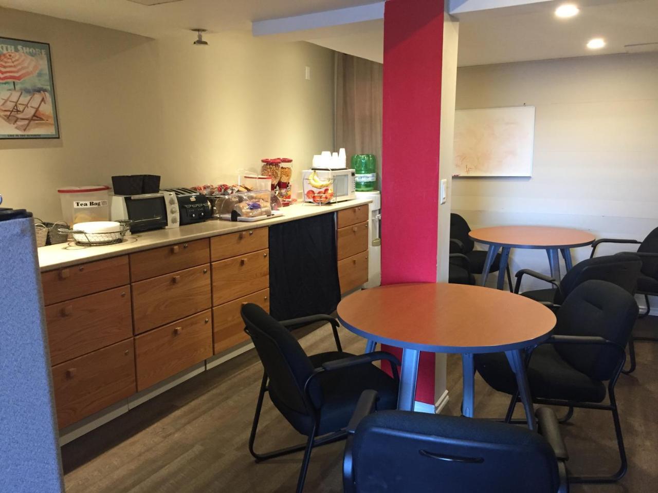 Red Deer Inn & Suites Motel 2*