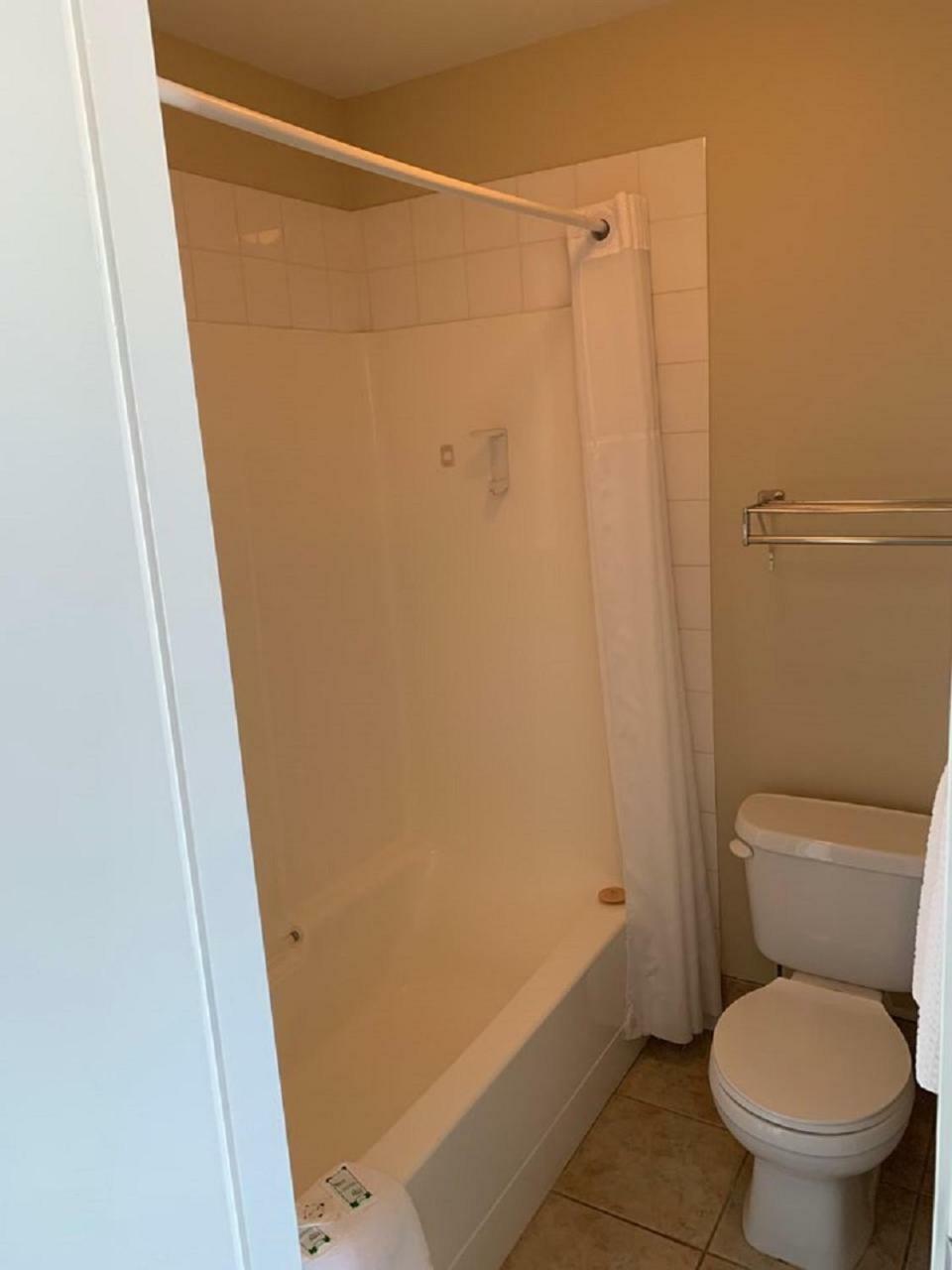 Red Deer Inn & Suites