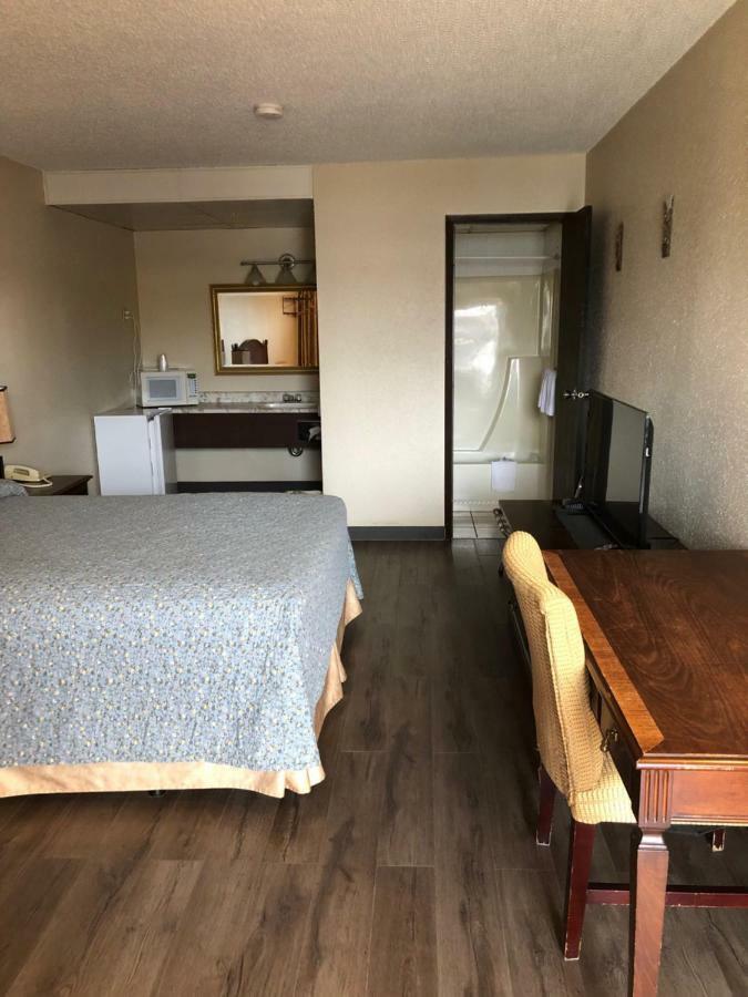 Red Deer Inn & Suites