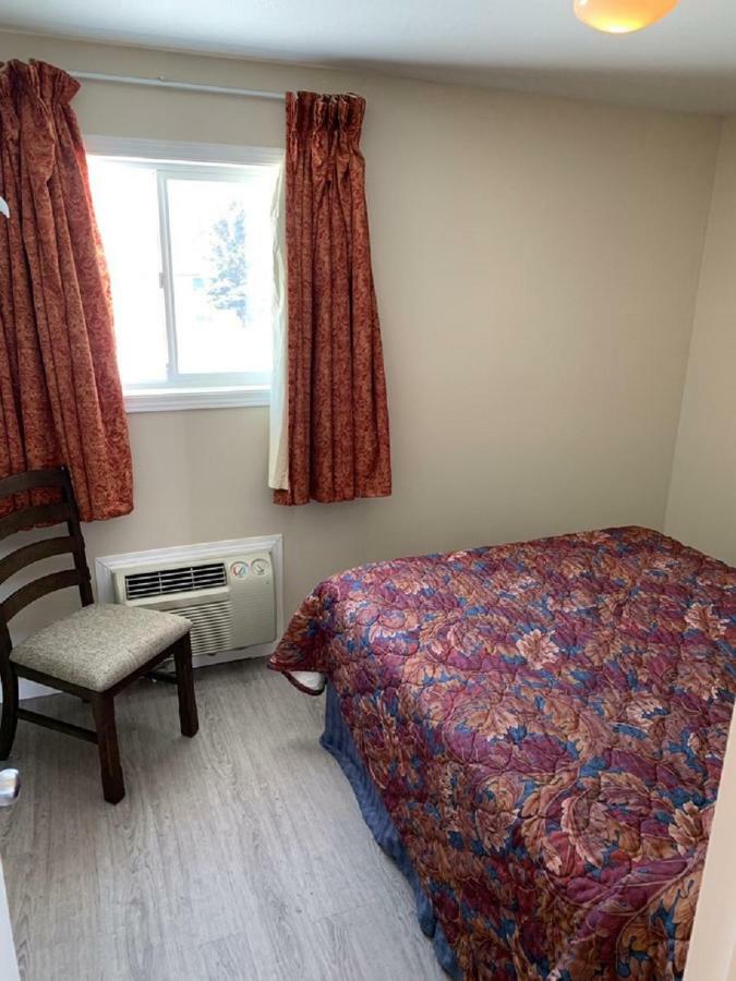 Red Deer Inn & Suites Motel 2*